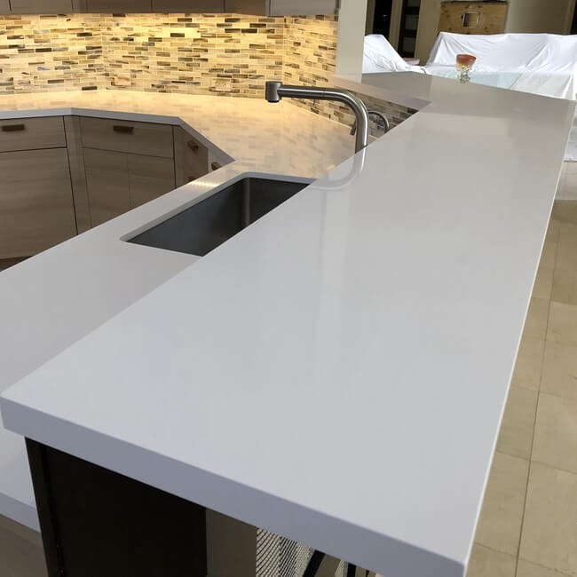 Bancada de Quartzo Branco Imaculado: Elegância e Luminosidade na Sua Cozinha - detalhe