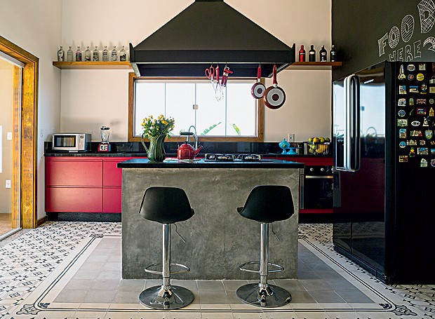 Cozinha Integrada com Ilha Revestida em Ladrilho Hidráulico e Detalhes Coloridos - detalhe