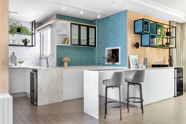 Cozinha Moderna com Faixa de Tijolinhos Coloridos: Um Toque de Alegria - inspiração