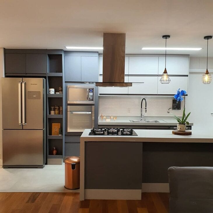 Design Minimalista com Torre Quente Suspensa e Portas Espelhadas - detalhe