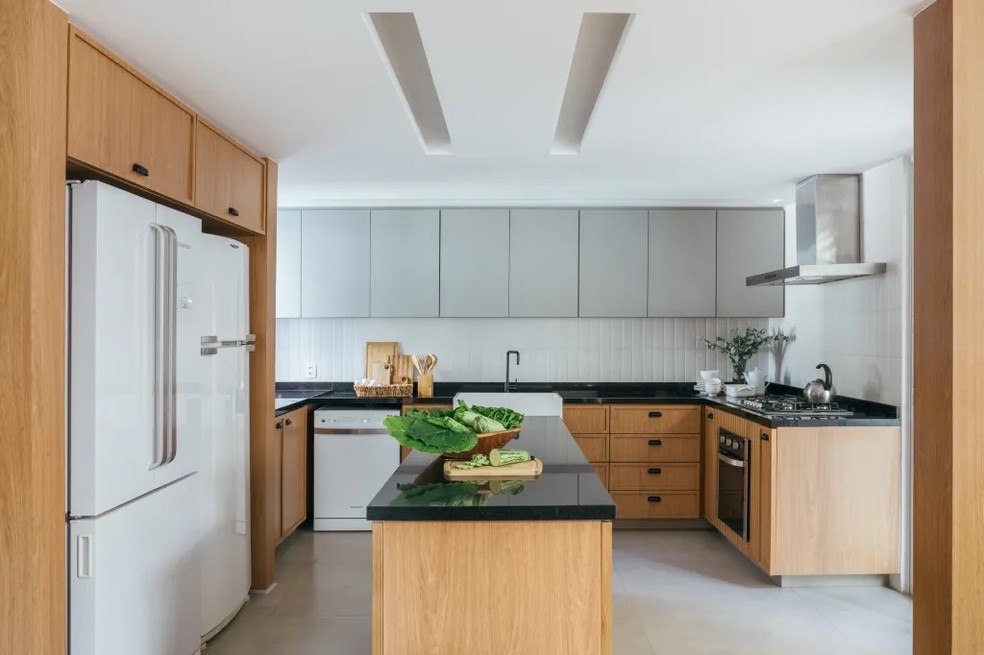 Cozinha em L Minimalista com Bancada Suspensa: Leveza e Elegância - inspiração