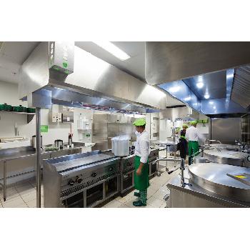 Cozinha Industrial com Iluminação Estratégica: Foco na Funcionalidade e Aconchego - inspiração