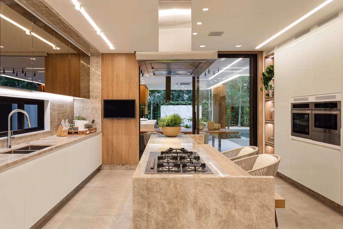 Cozinha Moderna com Armários Espelhados e Toque Futurista - ideia