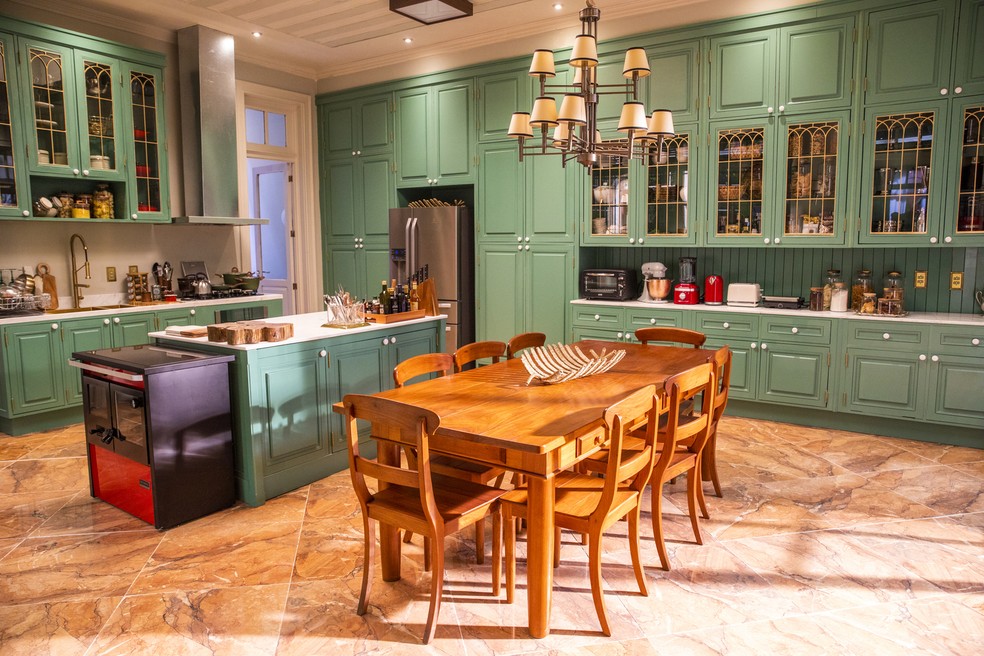 Romance no Ar: Cozinha Provençal com Tecidos Florais - inspiração