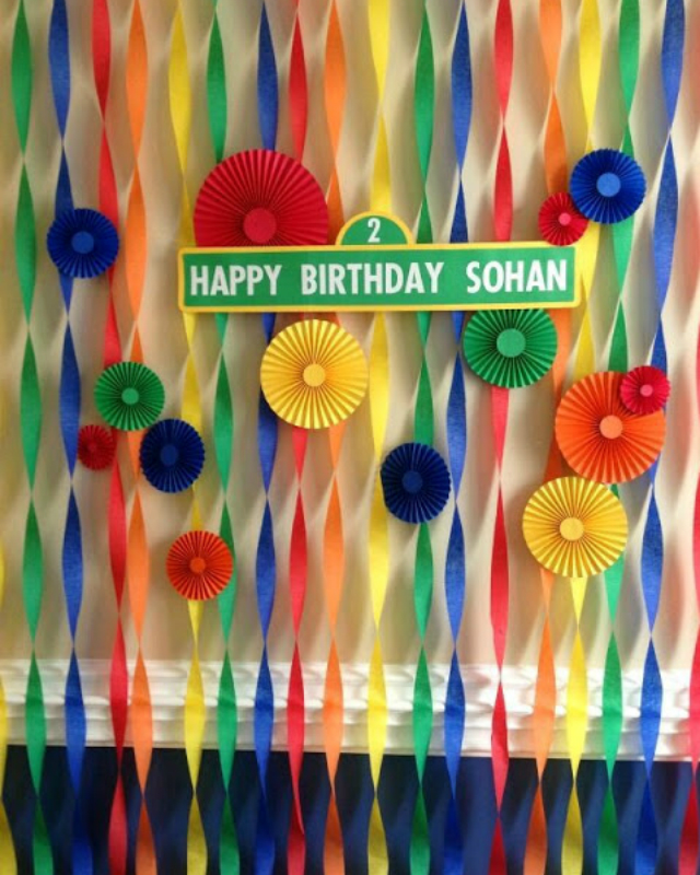 Painel de Papel Crepom Colorido: Simples, Barato e Super Festivo - ideia