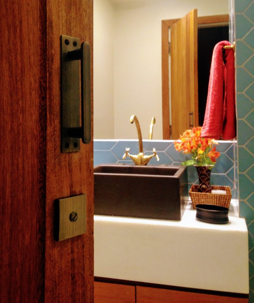 Rusticidade Chic: Madeira de Demolição e Rejuntes Escuros (Sem Medo de Manchas ou Infiltrações!) - detalhe