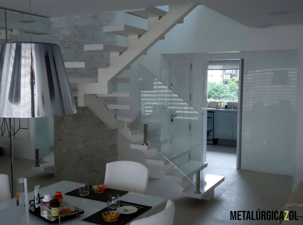 Iluminação Estratégica embutida nos Degraus: Efeito Cênico e Sofisticado - detalhe