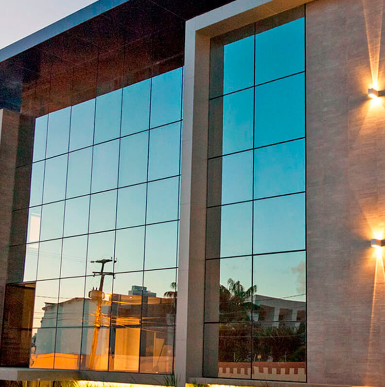 Fachada de Vidro Texturizado: Elegância Tátil e Visual - detalhe