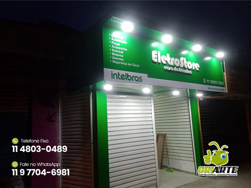 ACM com Iluminação Linear: Destaque e Sofisticação Noturna - detalhe