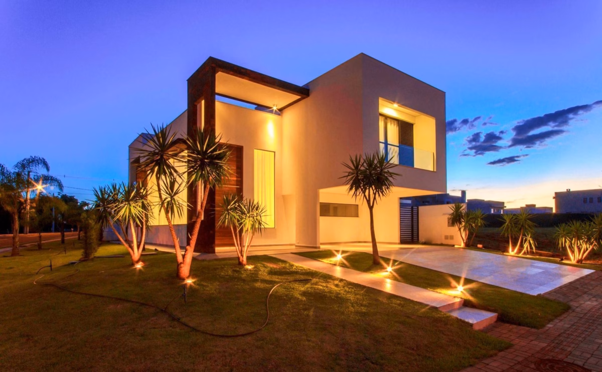 Fachada com Volumes Assimétricos e Cores Vibrantes - inspiração