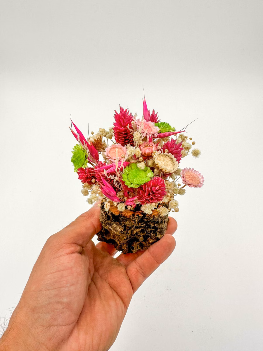 Mini Vasos Suspensos com Flores Desidratadas: Delicadeza Aérea - ideia