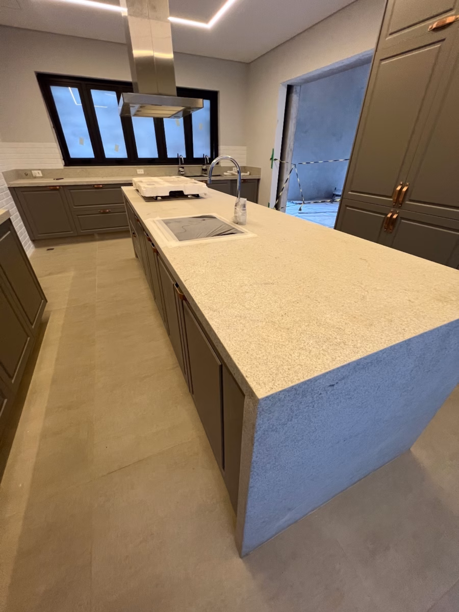 Piso de Granito Branco Itaúnas para uma Sala de Estar Ampliada e Iluminada - inspiração