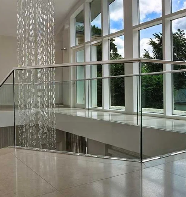 Guarda Corpo de Vidro com Fixação Suspensa: Leveza e Modernidade - detalhe