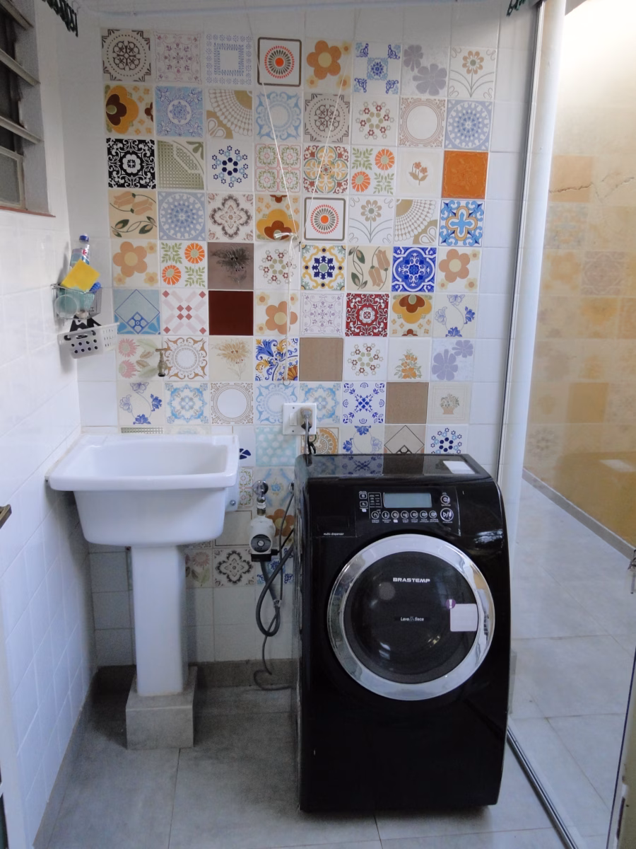 Lavanderia Vintage: Charme Retrô com Azulejos Decorados e Acessórios Antigos - ideia