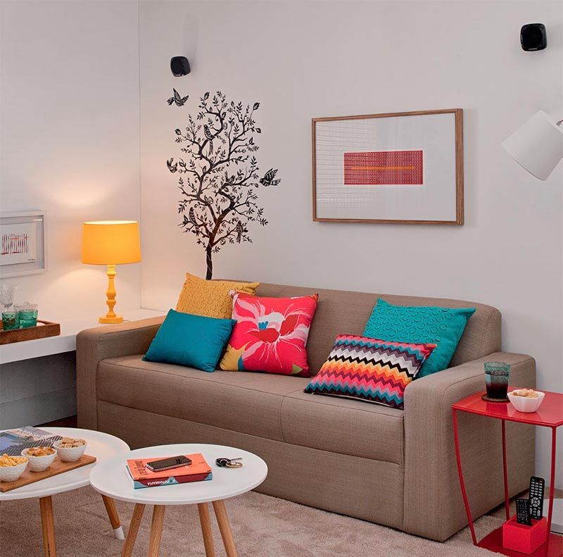 Explosão de Cores: Decoração de Sala Pequena com Almofadas Vibrantes - ideia