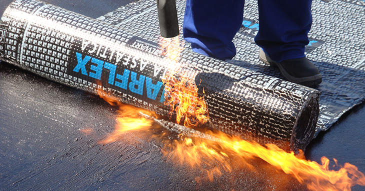 Com Manta Asfáltica Aparente: Estilo Industrial e Proteção Máxima - detalhe