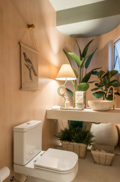 Lavabo Pequeno e Aconchegante: A Presença Charmosa da Madeira Clara - inspiração