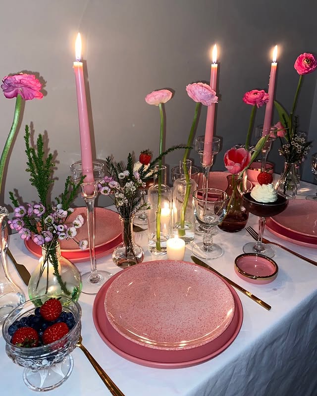 Mesa Posta Romântica: Tons pastel, flores e velas para um clima intimista - inspiração
