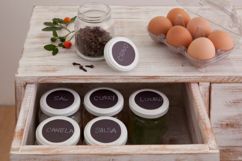 Potes de Plástico Pintados com Tinta Metalizada: Elegância e Modernidade na Decoração - detalhe