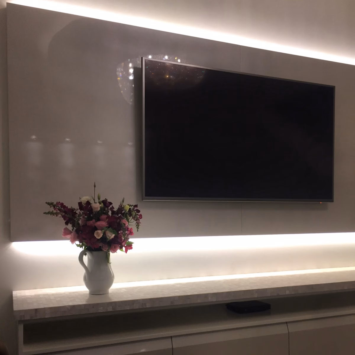 Painel de TV Laqueado Colorido: Uma Explosão de Alegria! - ideia