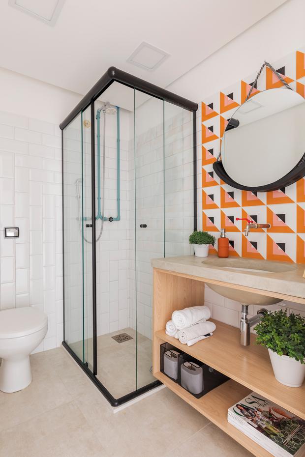 Banheiro Vibrante com Azulejos Coloridos e Patchwork - detalhe