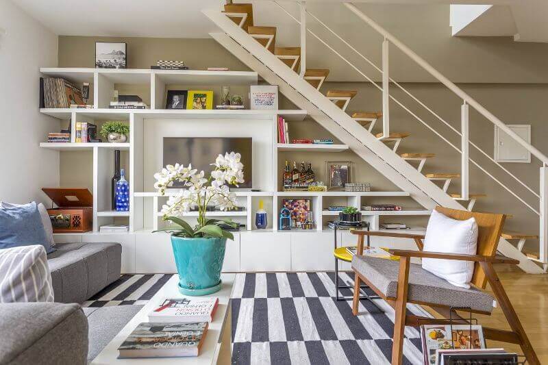 Aproveitando o Espaço: Escada com Estante Embutida para Livros - ideia