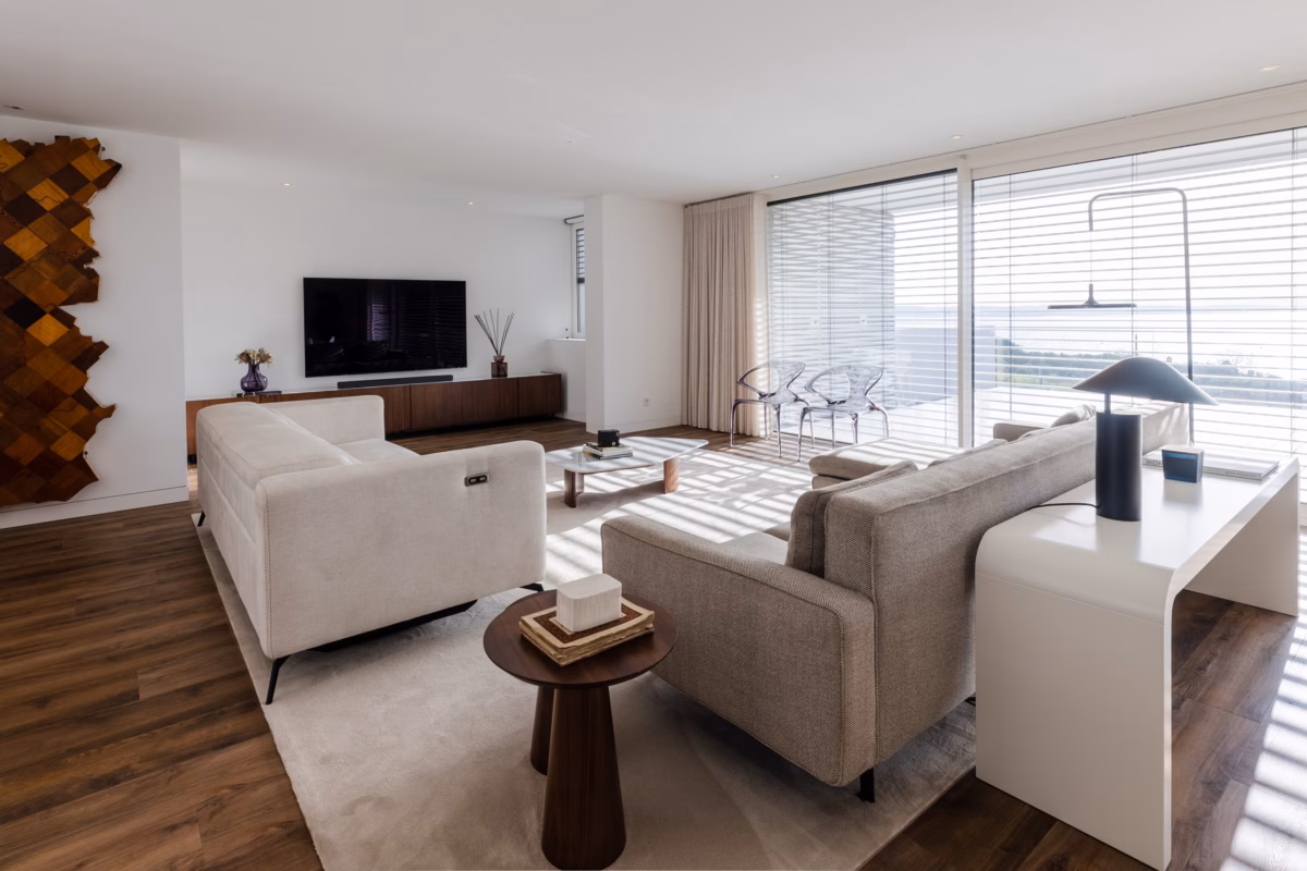 Toque de Cor: Sala de Estar Escandinava com Almofadas Vibrantes - detalhe