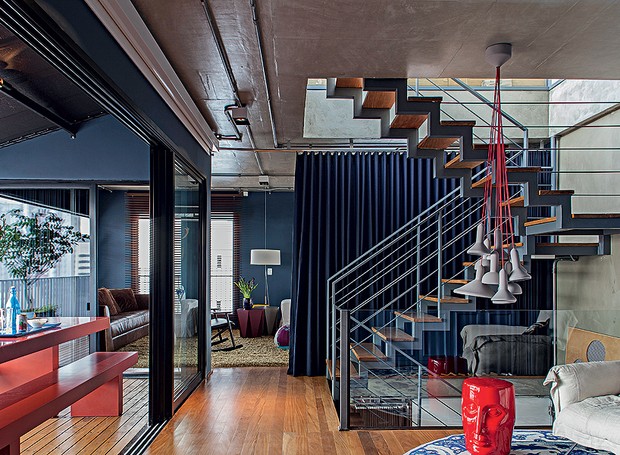 Integrada à Cozinha com Tubulações Expostas e Metais - ideia