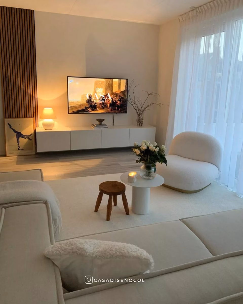 Minimalismo Relaxante: Sala de Estar com Iluminação Indireta e Velas Aromáticas - ideia
