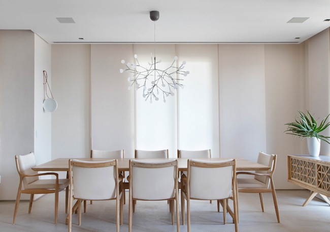 Luz que Acolhe: Pendentes Charmosos sobre a Mesa - detalhe