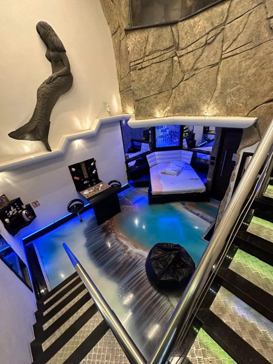 Suíte Inspirada na Natureza com Jardim Vertical e Detalhes Rústicos - detalhe