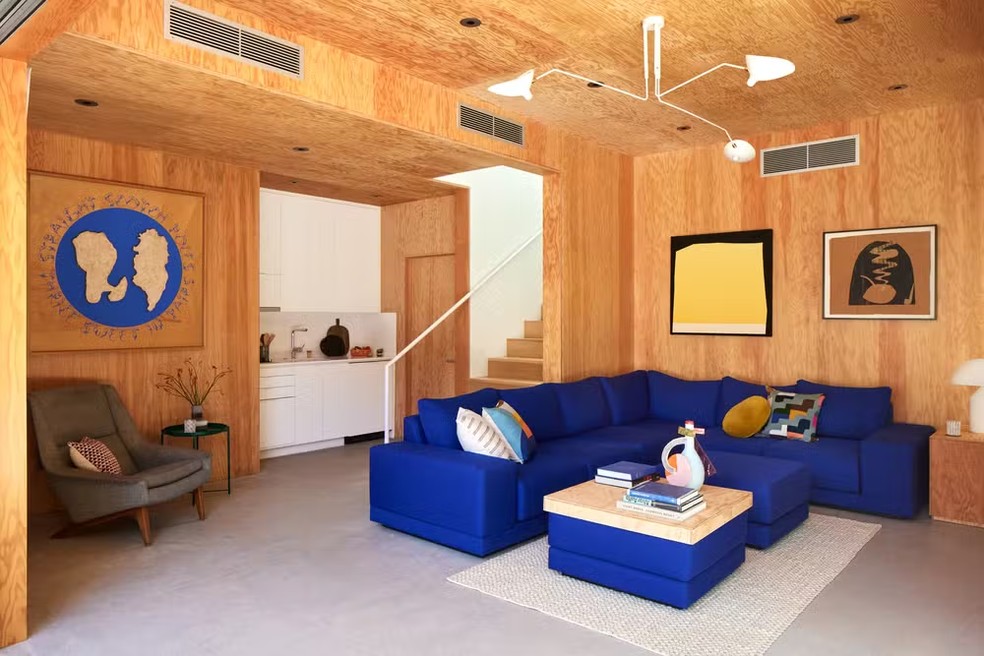 Elegância e Conforto com Veludo e Tons de Azul Profundo - inspiração