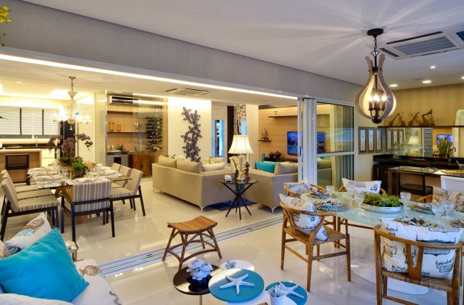 Varanda Gourmet Decorada com Mobiliário Modular e Cores Vibrantes: Adaptabilidade e Alegria! - ideia