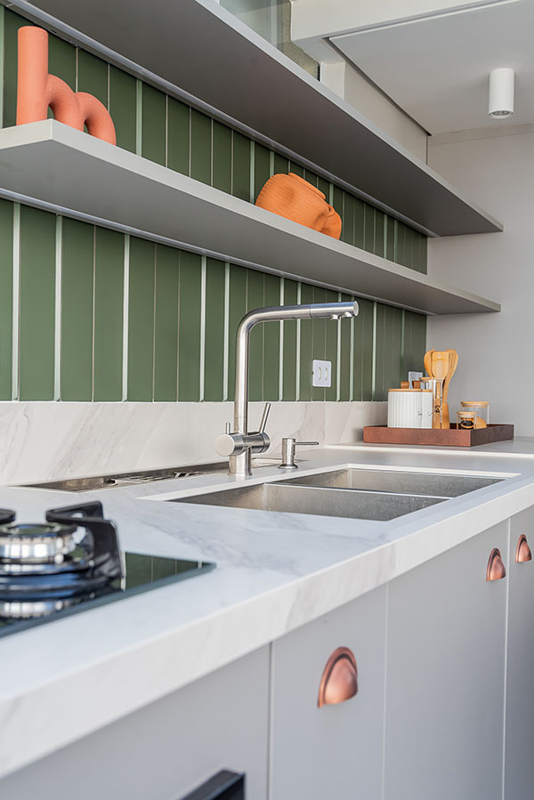 Cozinha Cinza e Plantas Suspensa: Natureza Dentro de Casa - detalhe