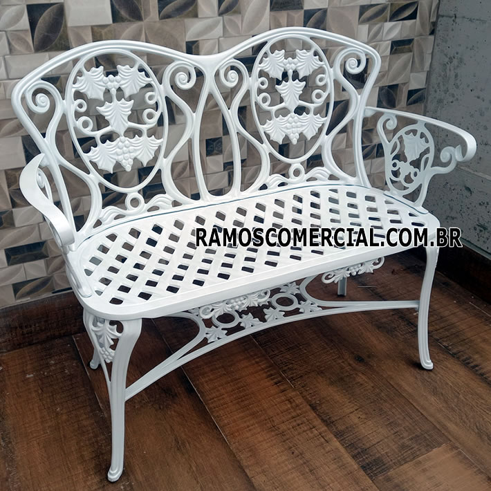 Banco de Varanda Minimalista em Metal: Design Clean e Contemporâneo - inspiração