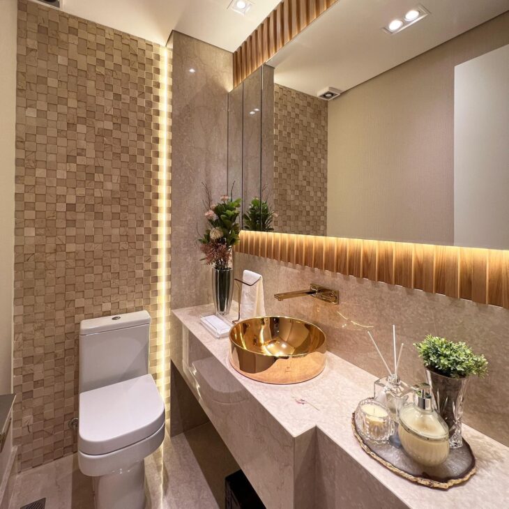 Banheiro Moderno com Espelho Ampliado e Iluminação Embutida - detalhe