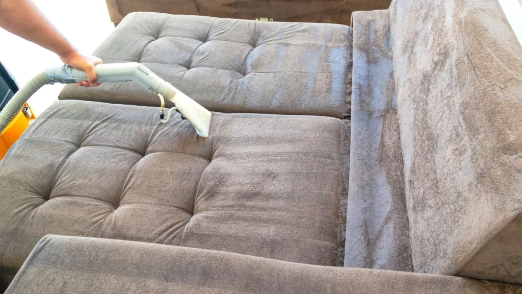 Camurça Renovada: Segredos para Remover Manchas e Reviver a Textura! - detalhe