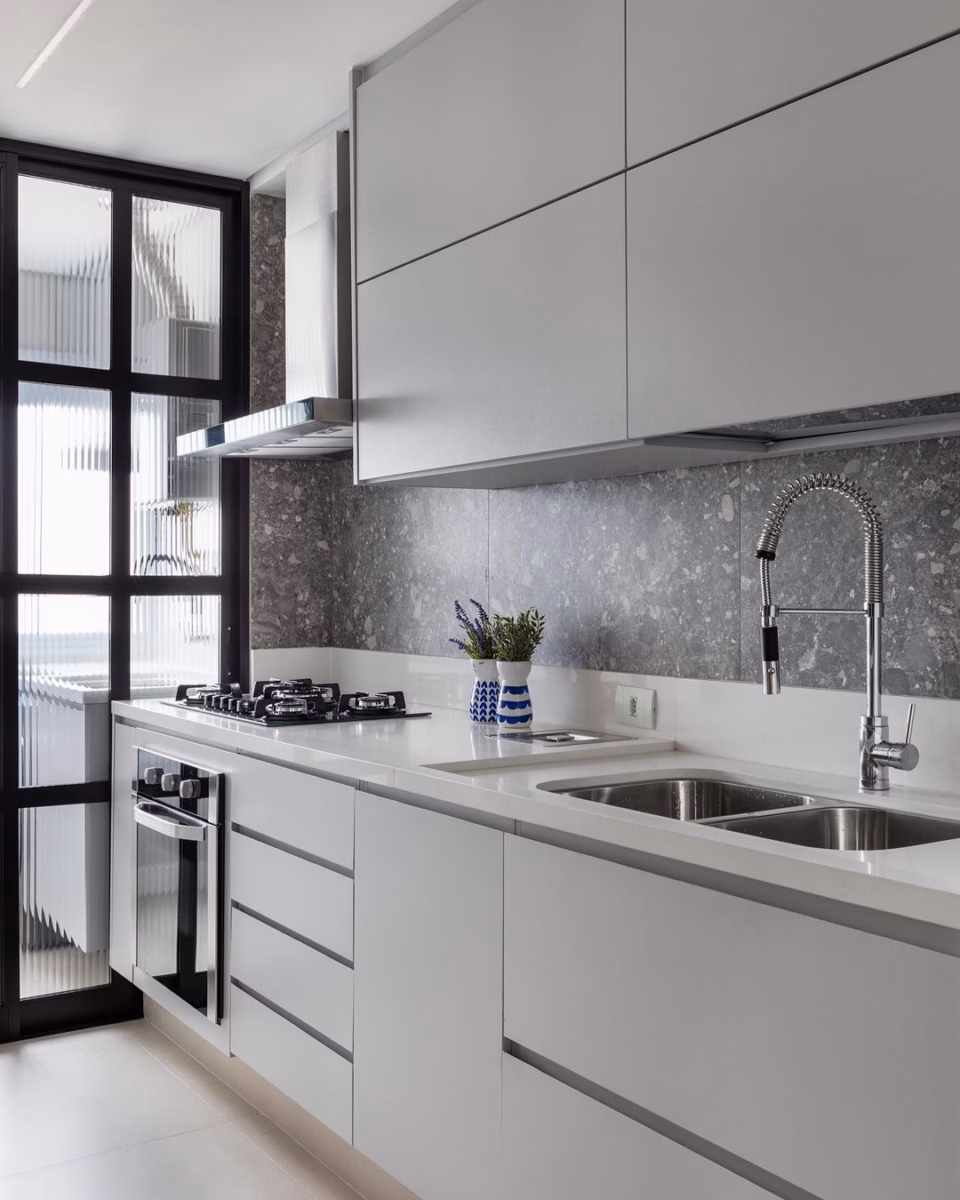 Cozinha Moderna e Minimalista em Cinza e Aço Inox - inspiração