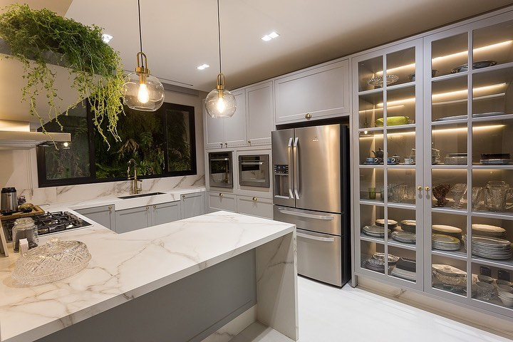 Cozinha Americana Planejada Clássica com Armários Brancos e Cristaleira - detalhe