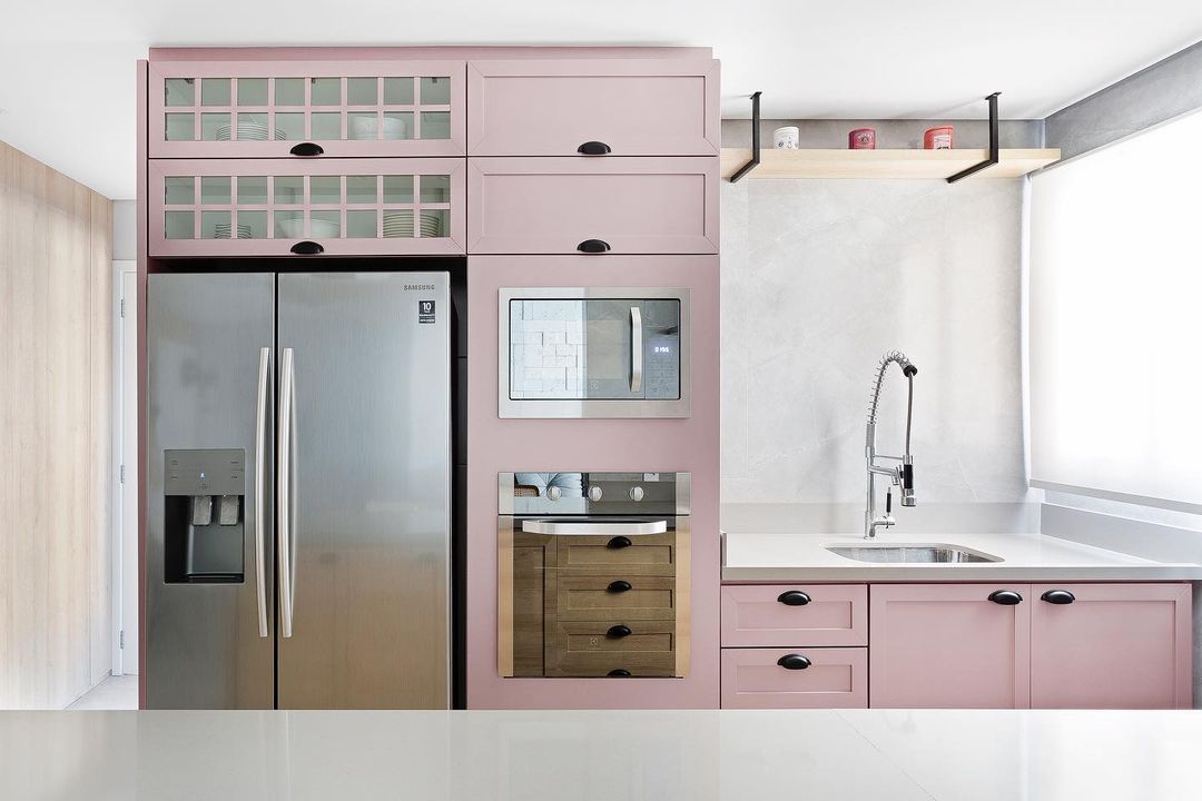 Design Minimalista com Torre Quente Suspensa e Portas Espelhadas - ideia