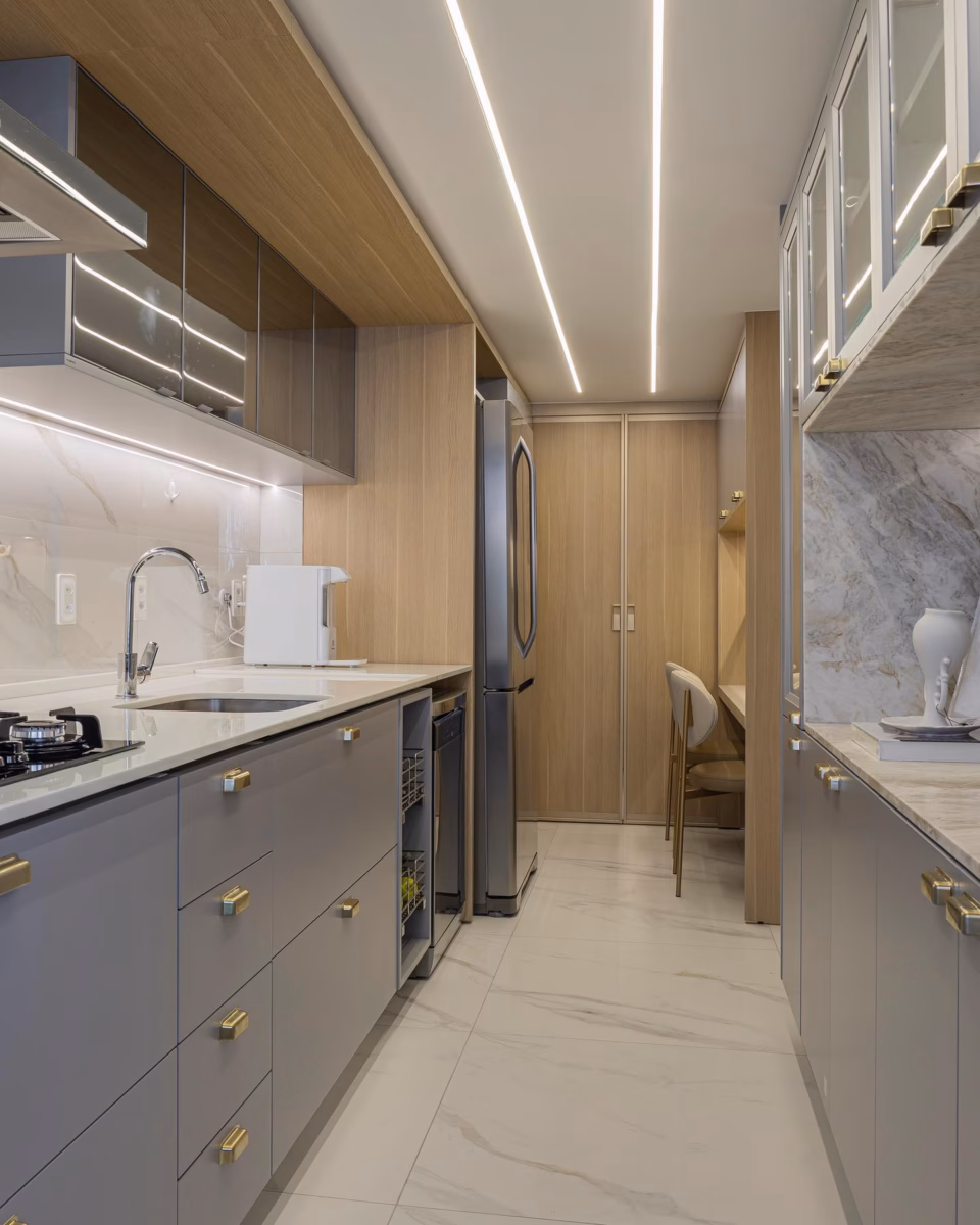 Cozinha Corredor com Acessórios Cobre e Detalhes Elegantes - inspiração