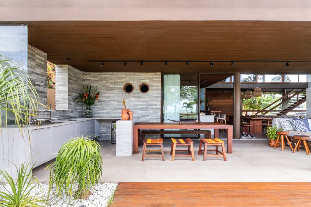 Com Deck de Madeira: Integração e Conexão com a Natureza - detalhe