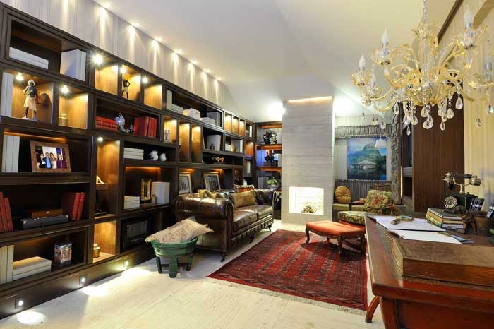 Estantes Abertas Decoradas com Livros e Iluminação - ideia