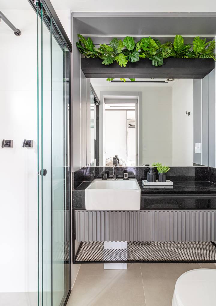 Banheiros com Plantas Suspensas e Nichos Verdes - inspiração