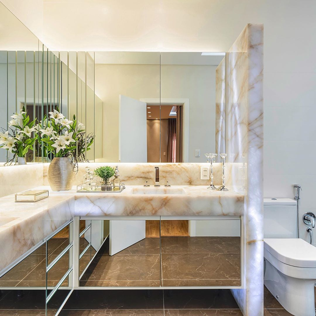 Banheiros com Bancadas de Pedra Natural e Iluminação Embutida - inspiração