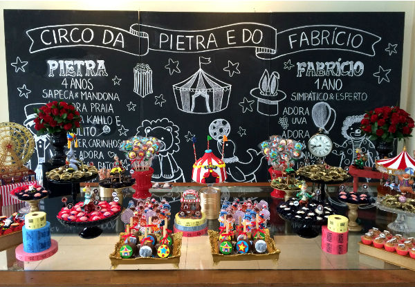 Chalkboard Charm: Painel de Lousa Personalizado para uma Festa Criativa - detalhe