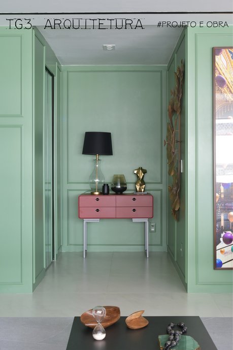 Hall de Entrada Moderno com Boiserie e Cores Vibrantes - inspiração