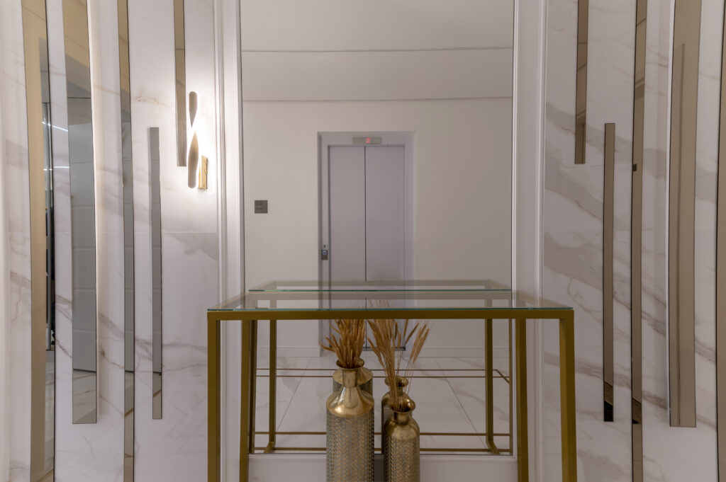 Decoração Elegante com Toques de Dourado e Cobre: Luminárias, Espelhos e Detalhes - inspiração