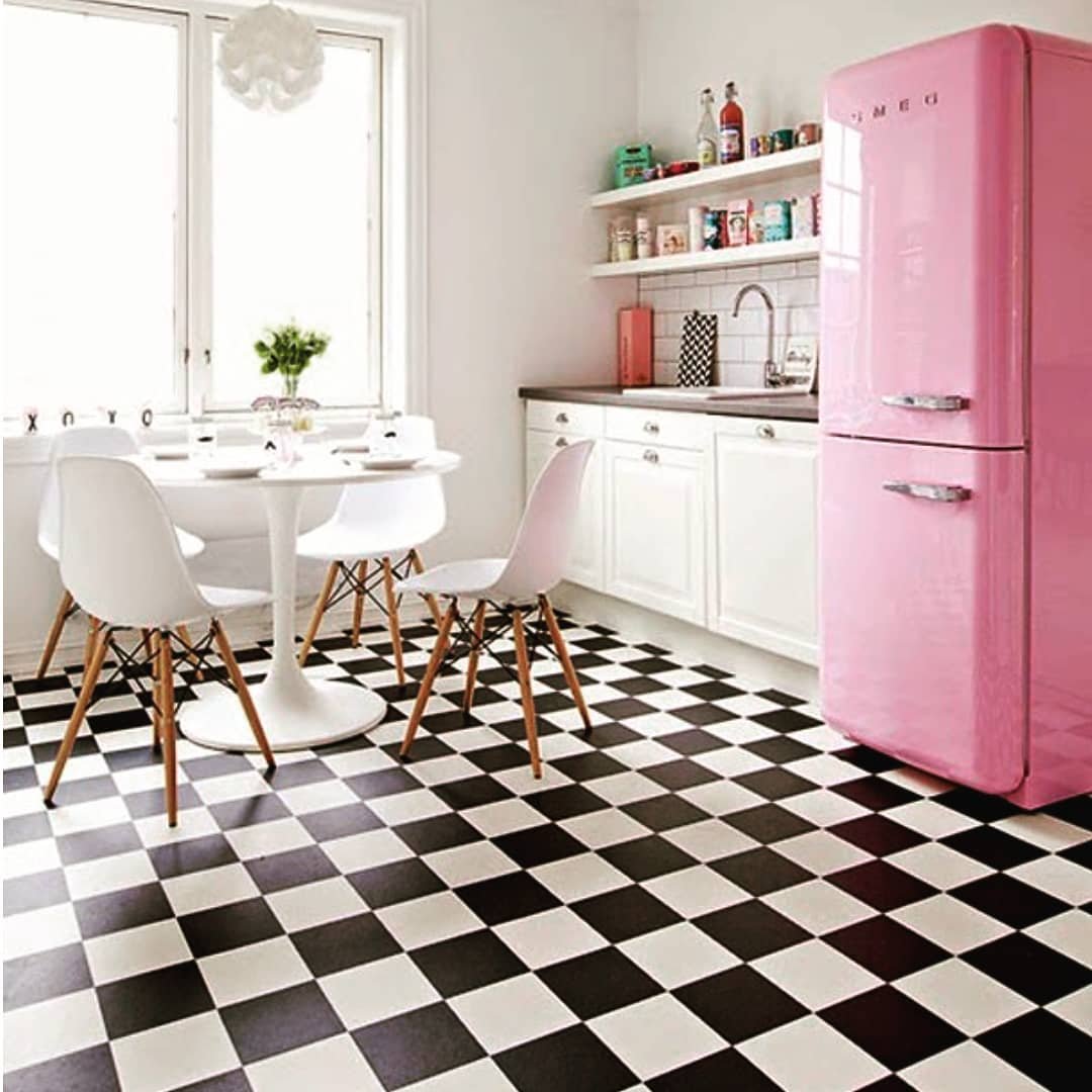 Cozinha Vintage Moderna: Eletrodomésticos Retrô e Azulejos Clássicos - detalhe