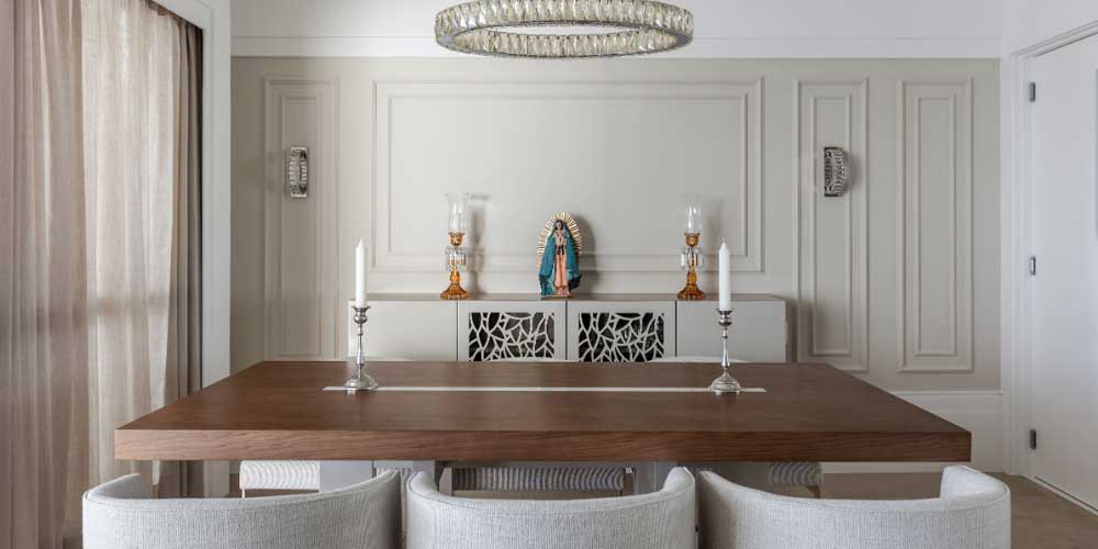 Sala de Estar Clássica com Boiseries e Tons Pastel - detalhe